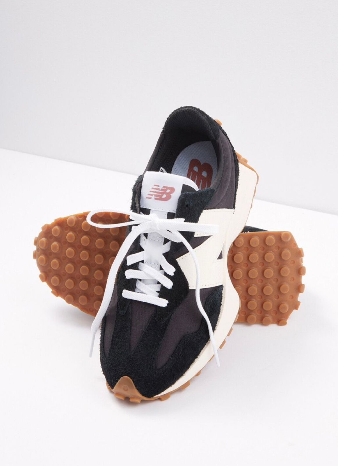 Tênis New Balance 327 Preto e Branco- Couro