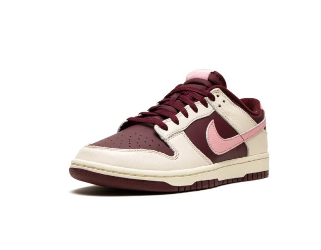 Tênis Nike Dunk Low 'Valentine's Day' Bordô / Creme