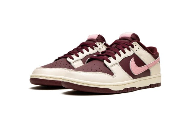 Tênis Nike Dunk Low 'Valentine's Day' Bordô / Creme