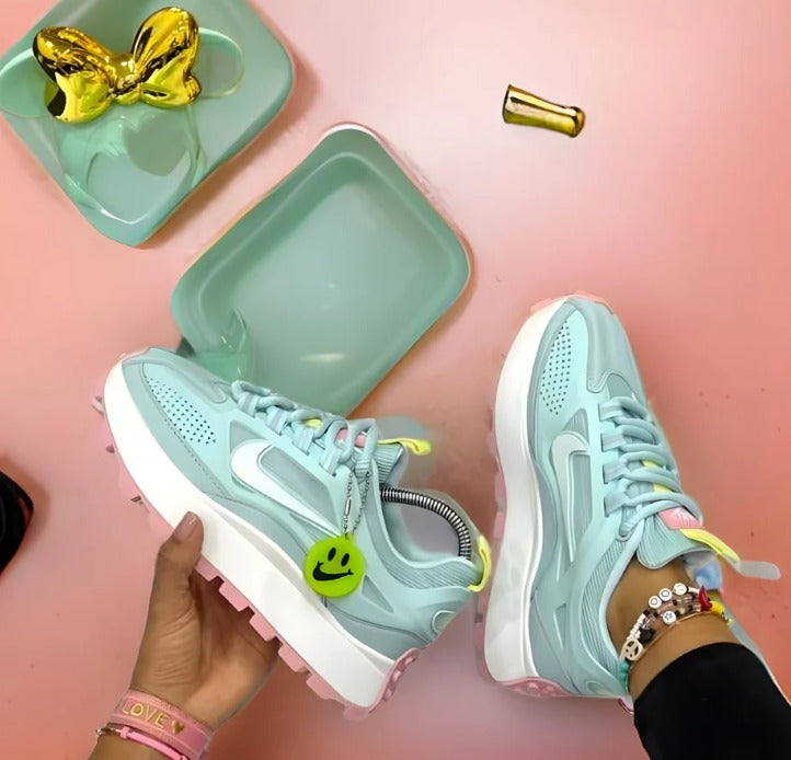 Nike bailleli azul claro e branco.