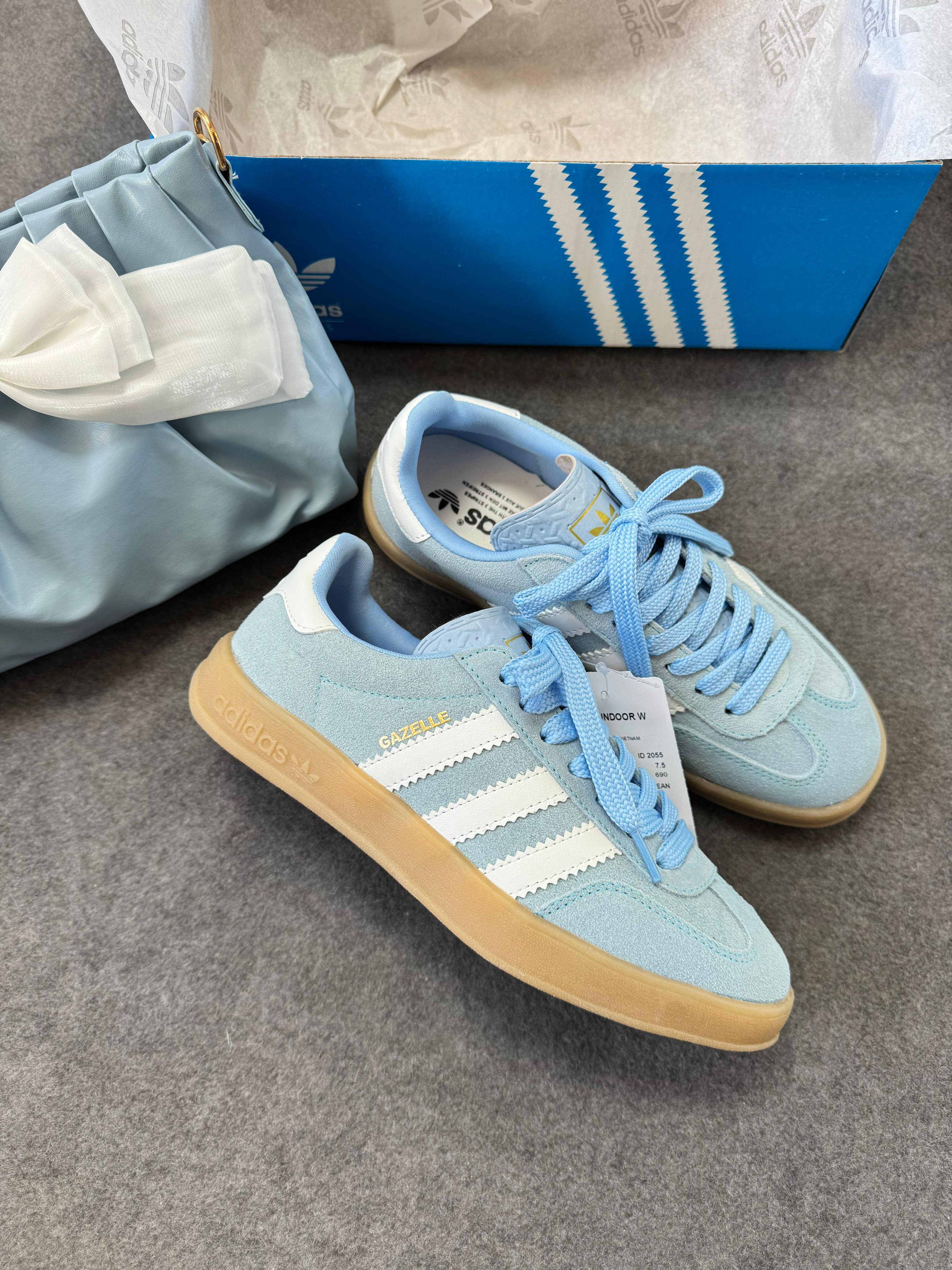 Tênis Gazelle Azul bebê