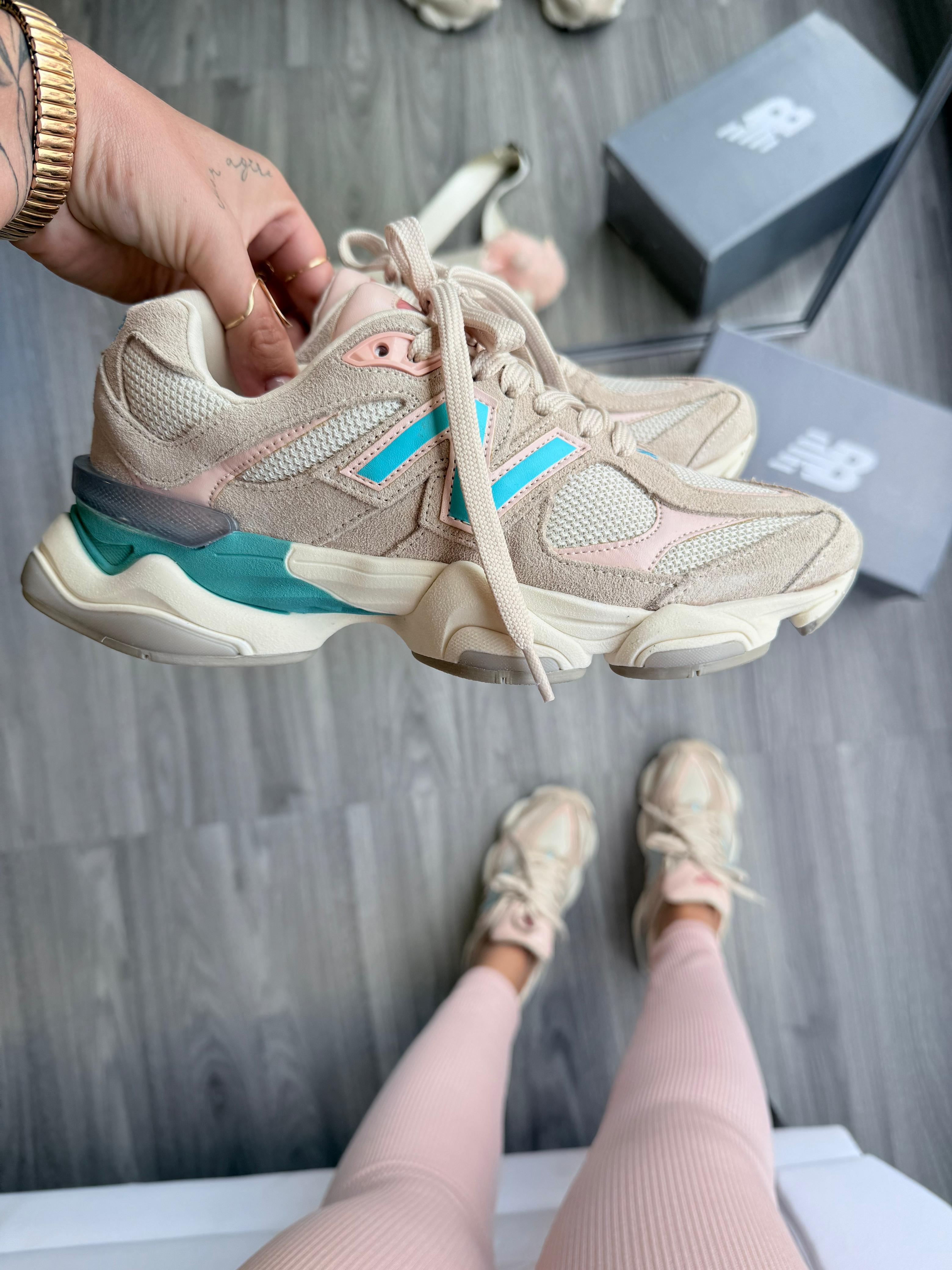 New Balance 9060 Bege com Detalhes em Rosa e Azul