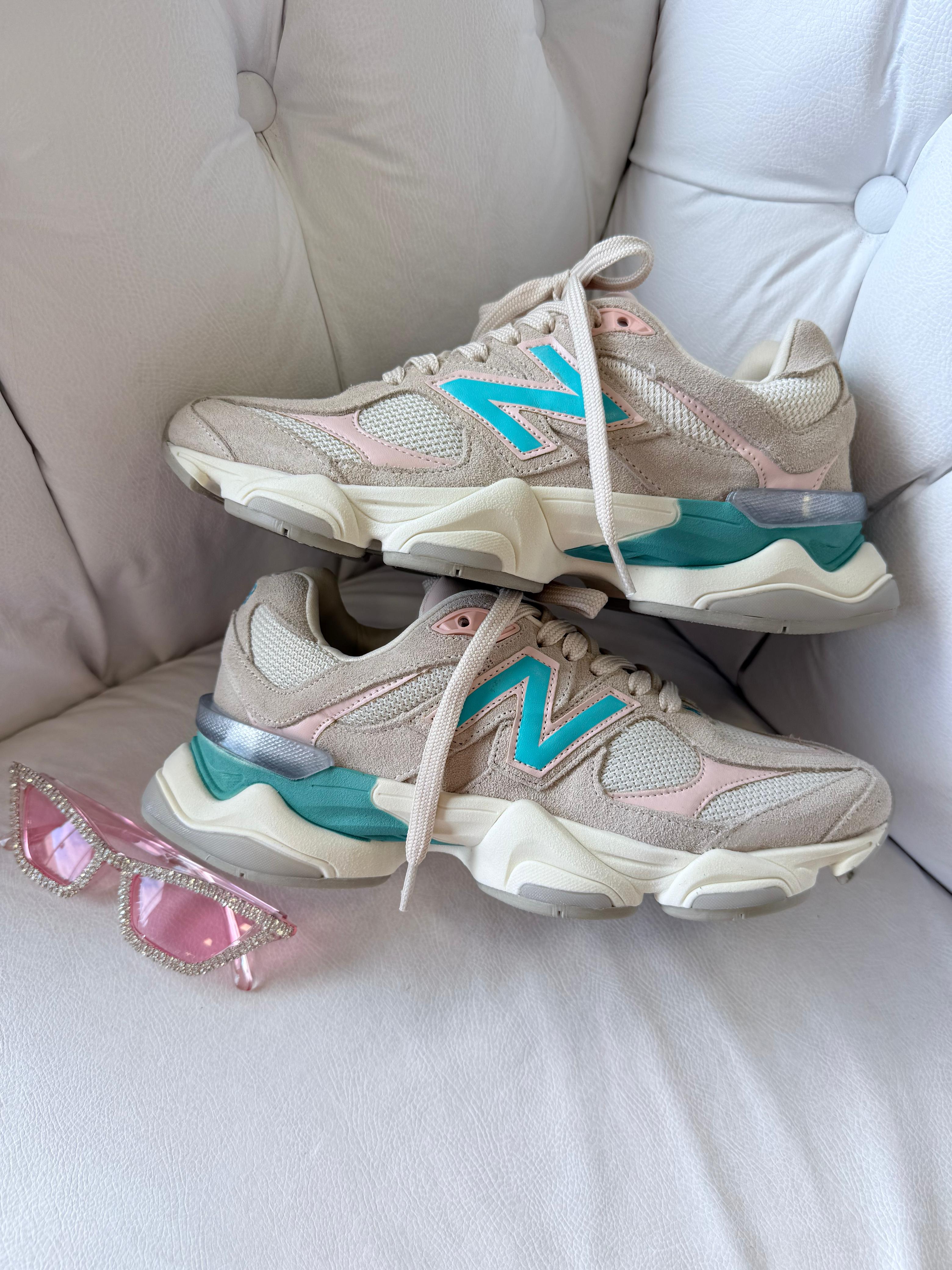 New Balance 9060 Bege com Detalhes em Rosa e Azul