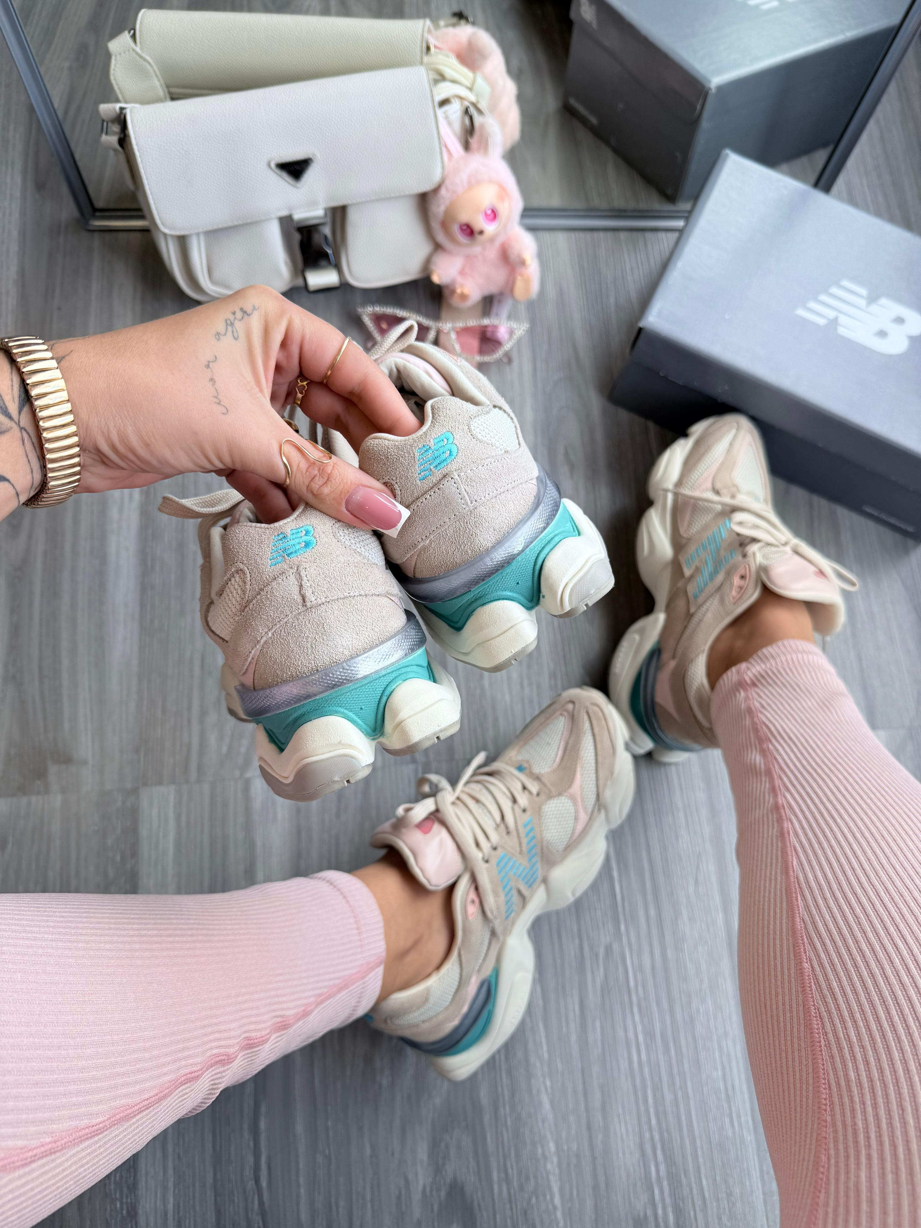 New Balance 9060 Bege com Detalhes em Rosa e Azul